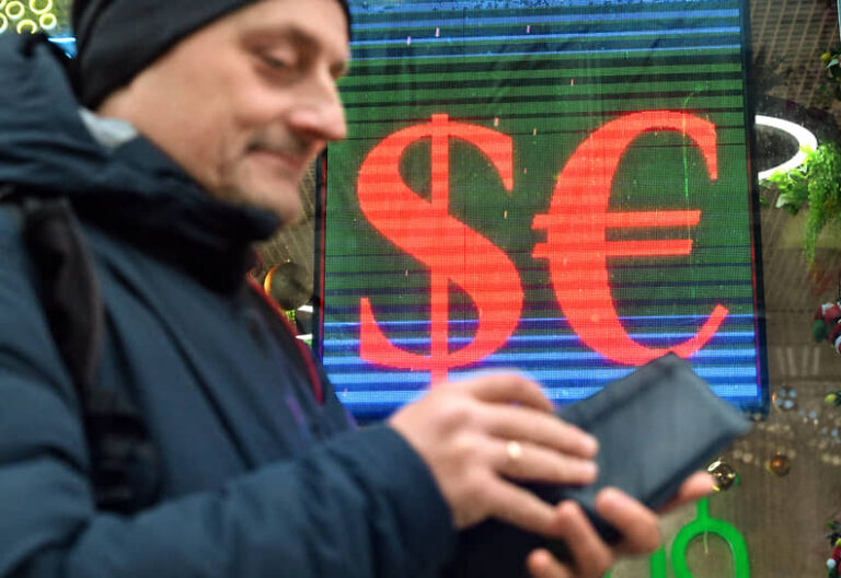 ЦБ пустил валюту в расход